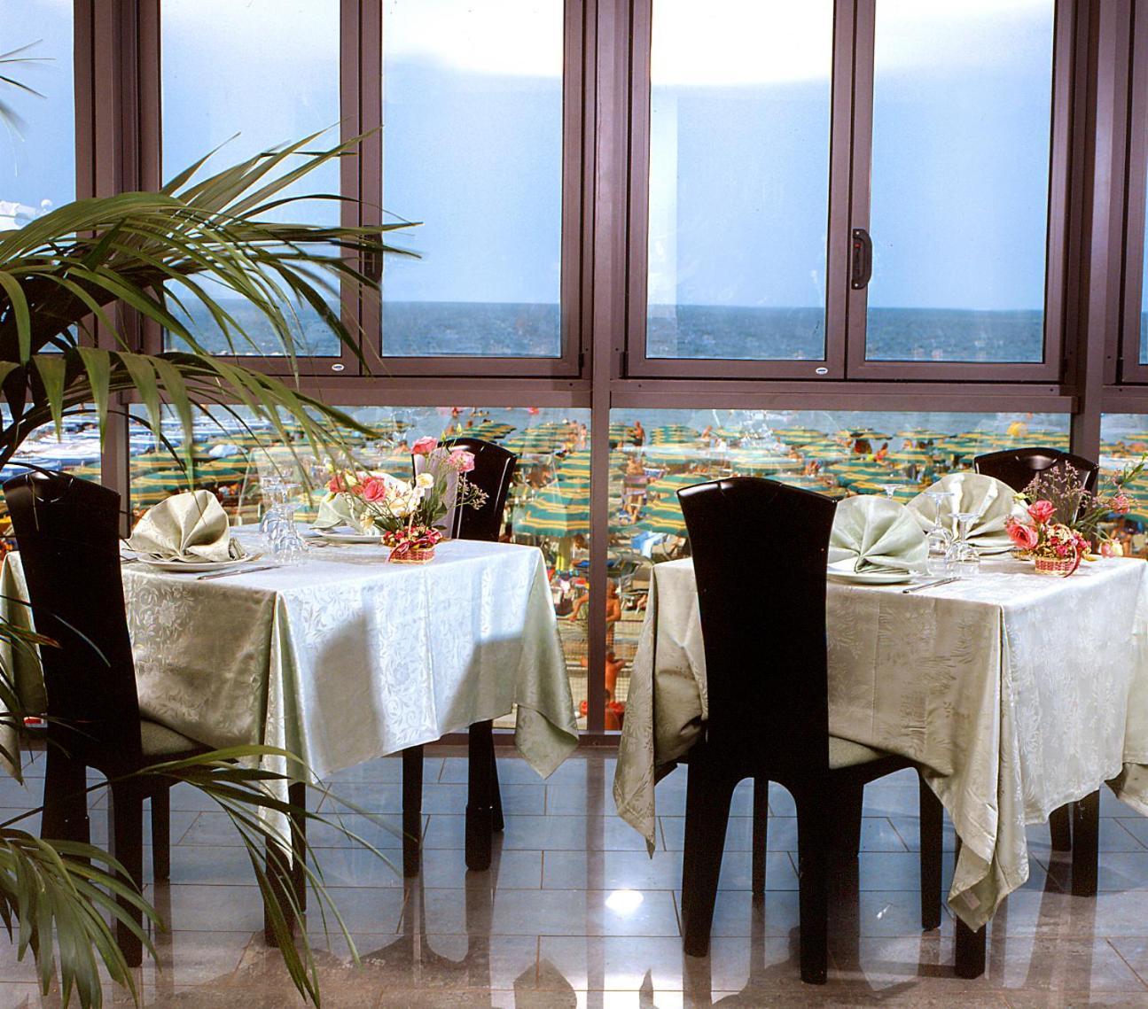 Hotel Foschi-Peninsula Bellaria-Igea Marina Exteriör bild