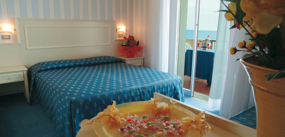 Hotel Foschi-Peninsula Bellaria-Igea Marina Exteriör bild